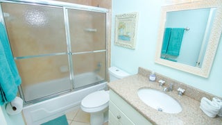 Second+Bathroom+with+Shower+%26+Tub+Combo