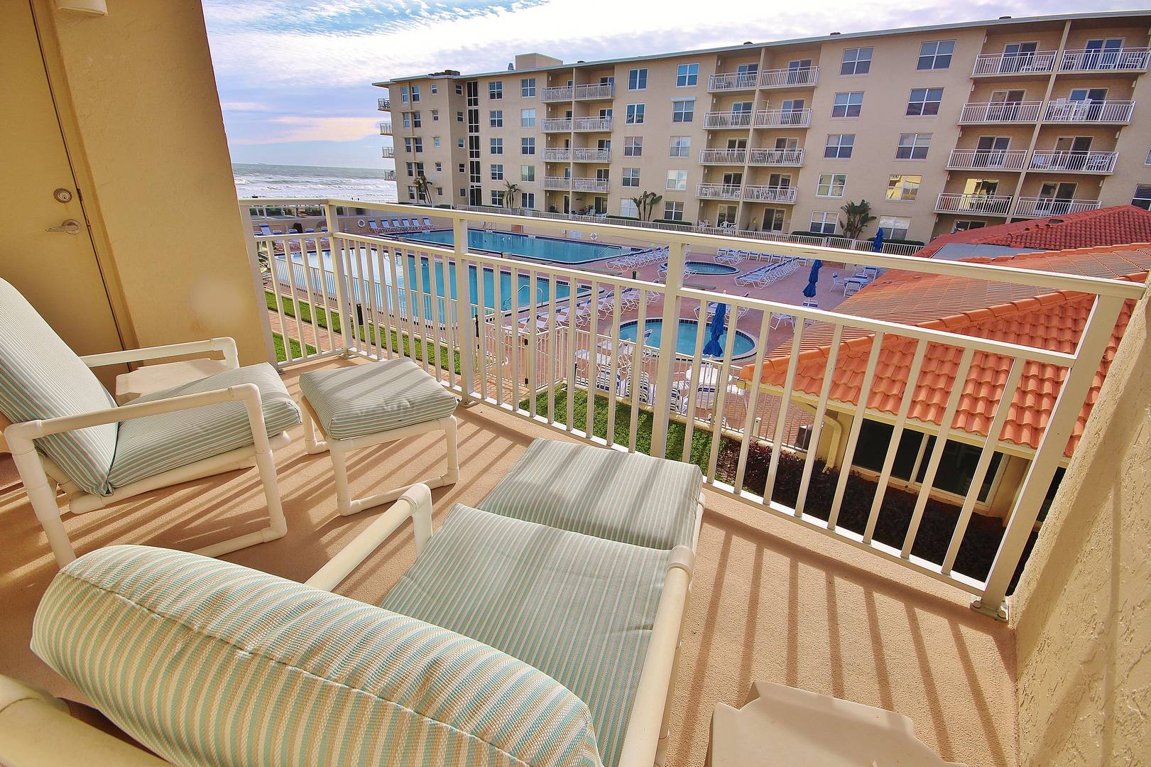 Feel the great weather on this balcony with an ocean view