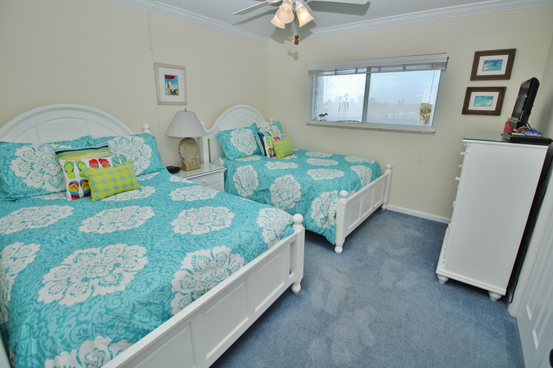 Second bedroom with two twin beds