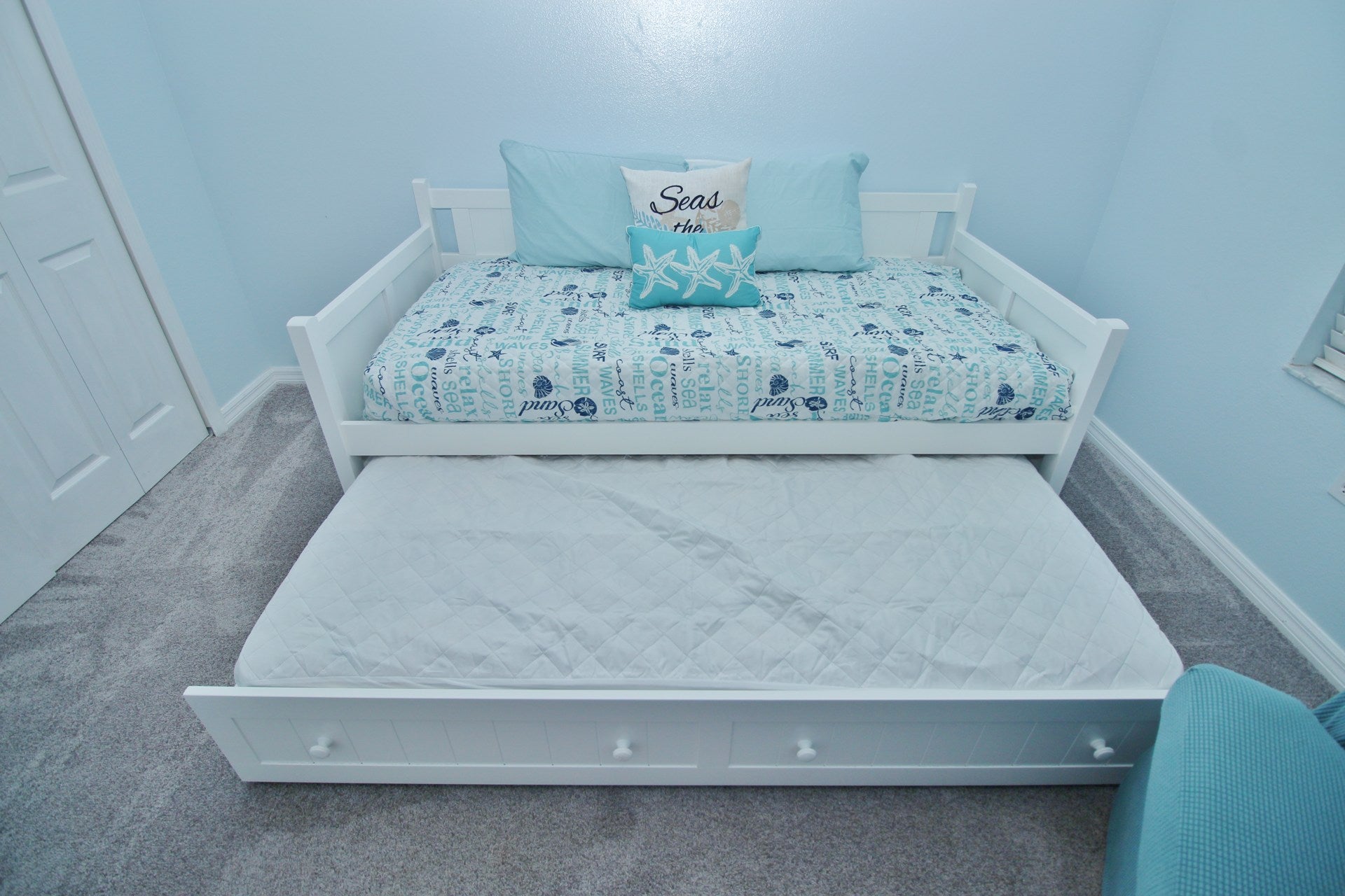 Trundle bed in third bedroom