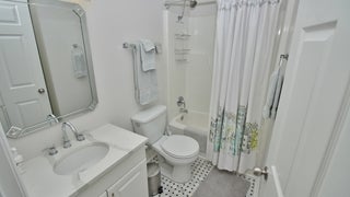 Second+bathroom+with+shower+%26+tub+combo