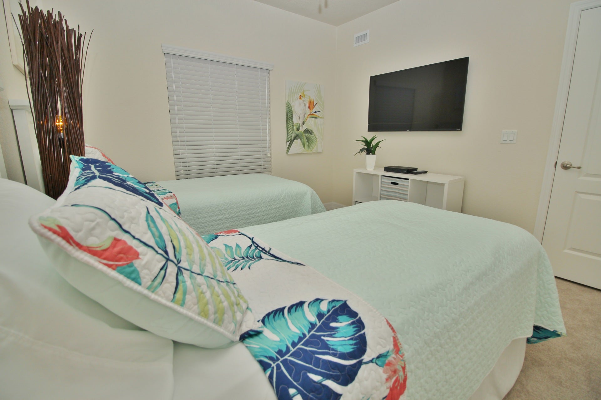 Tropical theme in third bedroom