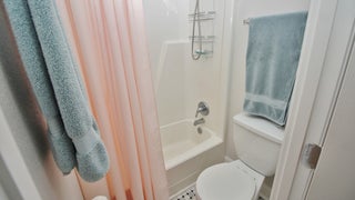 Shower+%26+Tub++Combo+in+Primary+Bathroom