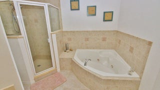 Shower+%26+tub+in+primary+bathroom