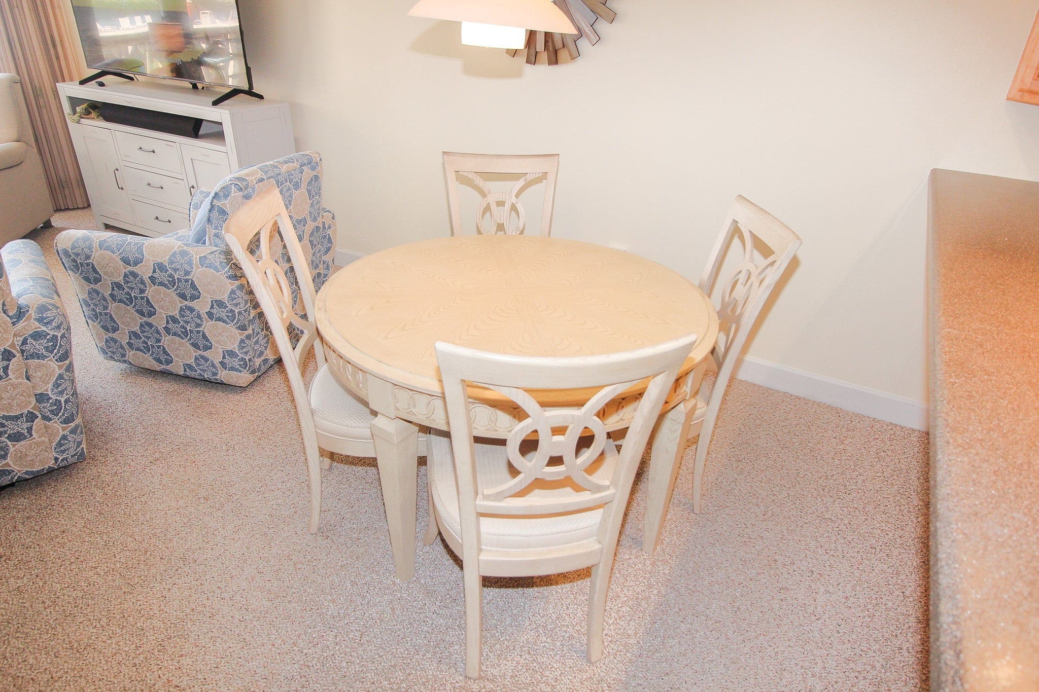 Round dining table for 4 with optional leaves and seating for 6