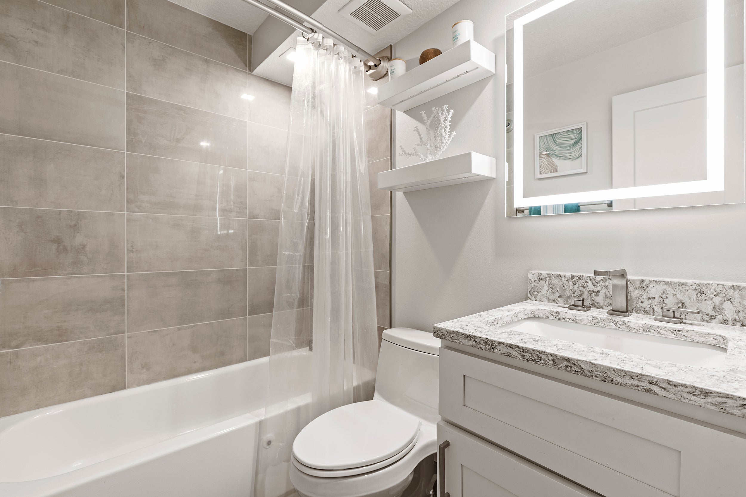 Primary Bathroom with Shower/Tub Combo