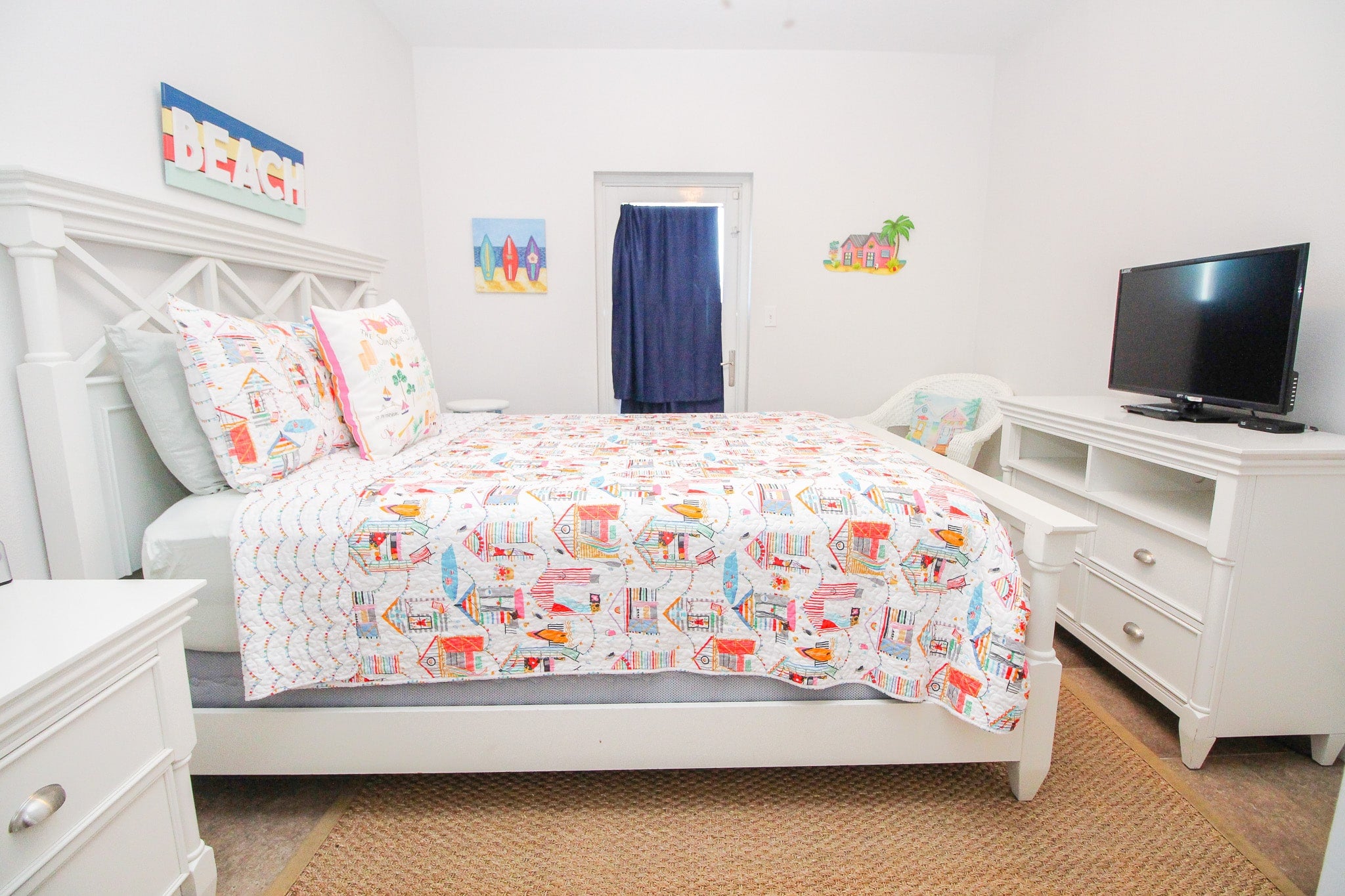 Colorful third bedroom