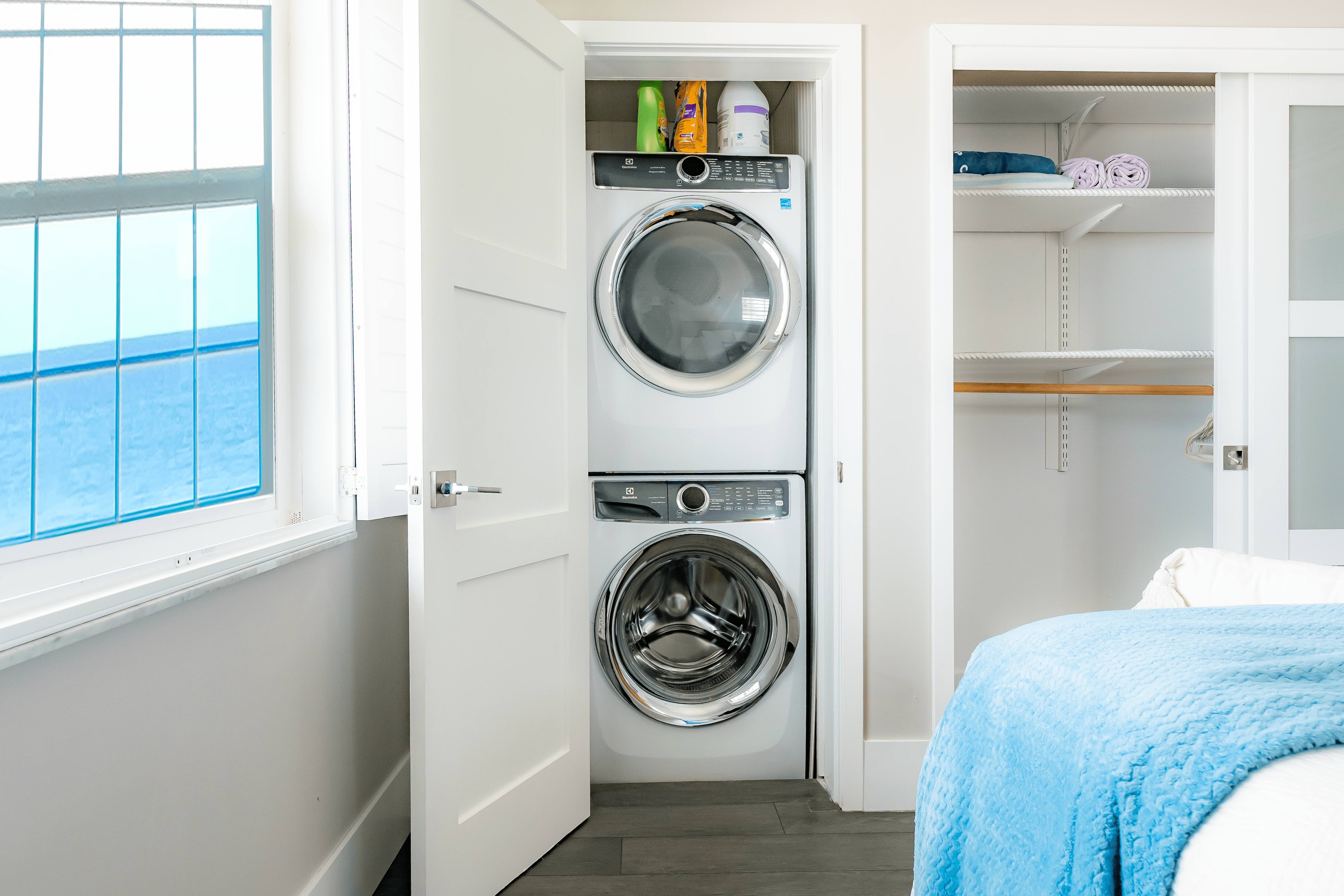 Washer & dryer in primary bedroom