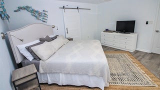 TV+in+primary+bedroom